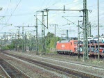 Eine Lok der Baureihe 152 fhrt mit einem Gterzug durch den Bahnhof Fulda.