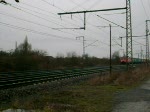 152 108 eilt mit einem Containerzug am 28.03.09 an Braunschweig vorbei.