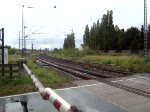 Durchfahrt eines Gterzuges mit BR 152 am einen Bahnbergang im Lehrte.