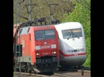 Zugbegegnung zwischen ICE in Richtung Norden und 152 053-5 mit Gz in Richtung Sden in der Einfahrt Eichenberg.