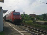Die 152 050-1 durchfuhr am 25.6.10 mit einem gemischtem Güterzug den Bahnhof Himmelstadt in Richtung Gemünden.