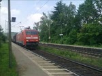 Die 152 010-5 durchfuhr am 25.6.10 mit gemischtem Güterzug den Bahnhof Himmelstadt in Richtung Würzburg.