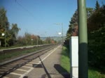Zugbegegnung zwischen 1116 098 mit KLV-Zug und 152 013 mit Schiebewandwagenzug am 13.10.10 in Himmelstadt.