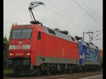 Dieses Doppel hätte auch gern andersherum fahren dürfen ;-) 152 159-0 mit 152 136-8 und einem Containerzug in Fahrtrichtung Süden. Aufgenommen am 23.07.2010 in Ludwigsau-Friedlos.