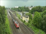 Ein für das Ruhrgebiet typischer Güterzug mit 152 046 fährt am 10. Juli 2012 durch Bochum Nord.