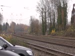 Recht zügig zieht 152 153-3 einen LKW-Zug durch das kurvige Gleisvorfeld des Eschweiler Bahnhofs gen Aachen-West. Die Aufnahme entstand am 26/11/2016.