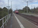 152 124 beschleunigt nach einem Betriebshalt ihren LKW-Walter aus dem Bahnhof Burgkemnitz Richtung Bitterfeld.