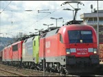 Eine sehr interessante Bespannung hatte dieser Zug: Als Zuglok 182 025-7, dahinter 152 005-5 sowie eine 155 und zwei 185er. Gesehen am 09.04.2010 in Bad Hersfeld.