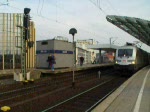 ES war nur eine Frage der Zeit bis es geschiet.
Porsche Taurus 182 004 verlsst mit dem IC 1812 nach Hamburg Altona den Klner Hbf von Gleis 9
