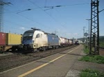 ES 64 U2-009 (182 509)  Jubi Boxxer  durchfuhr am 23.04.11 mit einem Containerzug Wrzburg-Zell Richtung Gemnden.