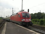 182 022 ist am 20. Mai 2011 die Lokomotive des historischen IC 2410 bei der Fahrt durch Wanne-Eickel Hbf.