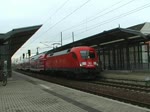 182 023 fährt mit der S1 aus der Station Dresden-Mitte, während 145 043 (ersatzweise für die fehlenden 442) mit dem RE 50 nach Leipzig Hbf einfährt. 19.09.2011
