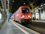182 008-3 fhrt aus Berlin Ostbahnhof aus und spielt dabei eine Tonleiter.