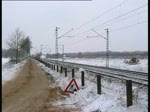 Eine 185 fuhr mit einem Gz durch ein vorrtchen von Lneburg und wird gleich den Bahnhof Lneburg durchfahren.