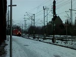 Eine 185 mit Stahlrhrenzug durchfhrt Lehrte an 10.02.2010.