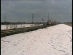 Eine 185 fuhr mit einem Kohleleerpark durhc ein kleines Rtchen bei Lneburg am 20.2.