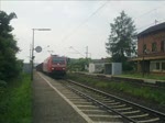 Die 185 150-0 durchfihr am 25.6.10 mit einem gemischtem Gterzug den Bahnhof Himmelstadt in Richtung Gemnden.