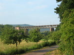 Pause bei der Radtour. 185 XXX berquert die Brcke bei Oberrieden in Fahrtrichtung Sden. Aufgenommen am 03.07.2010.