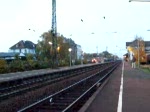 Eine 185 hat einen Gterzug am Haken. Direkt hinter ihr luft eine Schwester als Wagenlok. Warum der Tf in der Tr steht, wei ich nicht. Ettlingen-West am 28.10.2007.