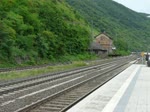 Crossraillok 185 600-4 fhrt am 25.06.2011 mit einem langen Gterzug durch Kaub.