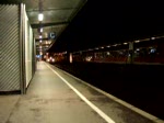 Eine 185 mit ihrem Gterzug am Abend des 21.03.07 im Offenburger Bahnhof. Aufnahme mit Stativ.