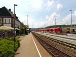 Deutschland, Saarland, Bahnhof Merzig, Ein- und Ausfahrt in Richtung Trier, Koblenz eines Süwex Flirt 429. Dazwischen eine BR 185 mit ihrem Fret in Richtung Saarbrücken. Im Hintergrund 2 abgestellte ET 425. Gefilmt am autofreien Sonntag im Saartal (Saarpedal). 17.05.2015