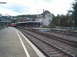 Eine Lok der Baureihe 185 von Railion zieht ihren gemischten GZ durch Stuttgart-Feuerbach.