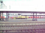 Eine lok der Baureihe 185 durchfhrt mit einem kurzen Gterzug den Bahnhof Fulda