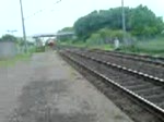 185 177 zieht Containerzug durch den Haltepunkt AW Bremen. Leider ist die Qualität nicht so gut, da ich das Video nur mit der Kamera meines Handies gemacht habe. Außerdem entschuldige ich für das wackeln aber der Zug hat ganz schön Wind erzeugt und wenn mein Kumpel mich net festgahalten hätte wäre ich fast mitgeflogen ;)