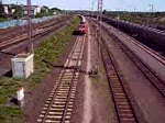 BR 185 mit mit beladenen Flachwagen auf denen Schwellen lagen bei der ausfahrt aus dem Seelzer Rbf.Im Hintergrund ist kurz die BR 295 zu sehen.12.05.2009 Gefilmt von der Fussgngerbrcke.