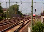 185 160 mit einem fast Ganzzug Kesselwagen.(1 Regio Wagen+2 geschlossene Gterwagen).Bei der Durchfahrt des S-Bahnhofes Hannover Linden/Fischerhof auf Gleis 3 am 23.05.2009