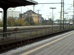 Durchfahrt eines Gterzuges am 10.10.09, mit einer privaten 185.