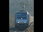 Railpool 185 678-0 zieht mit 182 569-4 (ES 64 U2-069) einen Containerzug in Richtung Norden durch Eichenberg.