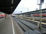 Die Br 185 665 - 7 der KV fhrt hier mit einem Bauzug durch den Ulmer Hauptbahnhof Richtung Stuttgart, kann mir jemand sagen von welchem Unternehmen die Wagen sind ???, aufgenommen am 02.05.2010