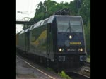 Schwarzes Doppel: 185 574-1 von Neubauer und 189 113-4 ziehen einen Containerzug in Richtung Norden. Aufgenommen am 21.07.2010 in Eichenberg.