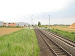 Am Samstag nachmittag kommt die HUSA 185 613-7 mit einem Gastankwagenzug über das Richtungsgleis nach Köln gen Neuss gefahren, weil das Gleis 1 wegen Bauarbeiten gesperrt ist.