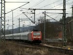 Mit einigen Militrpersonenwagen am Haken verlsst die 185 129-4 den Rbf Eisenach.