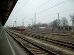 185 082 mit einem Kalizug aus Richtung Magdeburg und ET 425 010 aus Salzwedel in Stendal.