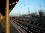 185 285 mit einem Stahlzug aus Richtung Berlin.