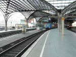 Lok 185521-2 mit Bahntouristik Personenwagen beim Verlassen des Bahnhofs von Köln aufgenommen am 08.11.2008.