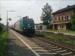 Die 185 541-0 der Rail4Chem durchfuhr am 25.6.10 mit einem Güterzug den Bahnhof Himmelstadt in Richtung Gemünden.
