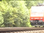 Eine BR 185 029-6 zieht einen Containerzug zwischen Hochspeyer und kurz vor Kaiserslautern.