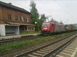 Die 186 133-5 der OHE durchfuhr am 25.6.10 mit Containerzug den Bahnhof Himmelstadt in Richtung Wrzburg.