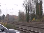 Eine 186-Doppeltraktion in Form von 186 220 und 186 222, alias 2828 und 2830, zieht einen langen Kohlenzug Richtung Aachen-West, wo sie Kopf machen, und dann weiter nach Belgien fahren werden.