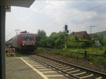 Die 189 049-0 passierte am 25.6.10 mit einem Gterzug den Bahnhof Himmelstadt in Richtung Gemnden.