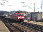 Ein gemischter Gterzug mit einer Baureihe 189 passiert den Bahnhof Pressig-Rothenkirchen im Landkreis Kronach am 20. April 2008 auf sein Weg nach Sden.