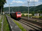 189 040-9 zieht einen offenbar ziemlich schweren Kesselzug aus dem Bahnhof Orlamnde heraus, nachdem sie eine Weile warten musste, dass die Schranken sich am folgenden Bahnbergang schlieen!