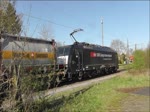 DISPO 189 112 mit Containerzug kreuzt am 15. April 2015 in Viersen-Boisheim einen weiteren Güterzug.