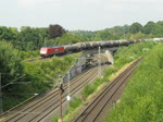 189 085 bring am 27. Juli 2010 einen Güterzug, überwiegend aus Kesselwaggons gebildet (Ladegut des letzen Waggons sind große Reifen), über die ehemalige bergisch-märkische Strecke zwischen Bochum-Langendreer und Hagen nach Süden. Die Aufnahme entstand in Höhe der Ausfädelung der Langendreer Kurve.