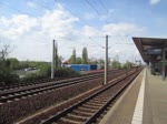 Ein Containerzug mit einer Zuglok der BR 189 xxx x durch fährt den Bahnhof Dresden - Dobritz.